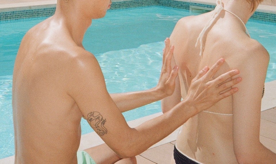 Zwei Personen an einem Pool – Fotografie von Nina Nachbaur